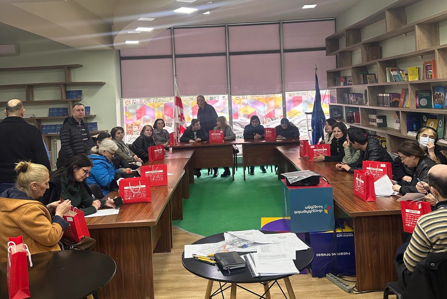 საქველმოქმედო ფონდმა “ავერსმა” ჩვენი ბენეფიციარების დედებს სარვამარტო საჩუქრები გადასცა